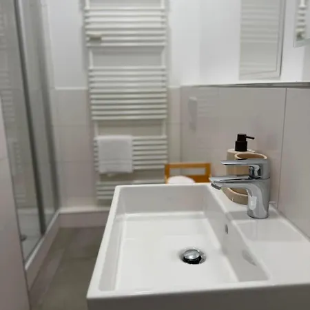 Atlas 2 Balkon Zentrum Bahnhof * دينسلاكن
