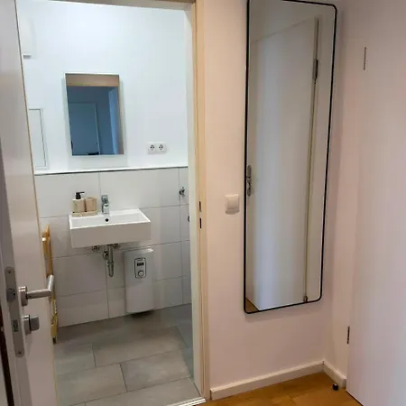Atlas 2 Balkon Zentrum Bahnhof دينسلاكن